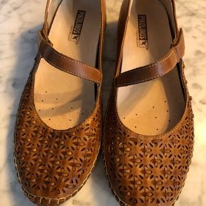 Pikolinos Womens EU 40 Tan Flats Angled Strap Stitched Like NEW Worn 2x Unique